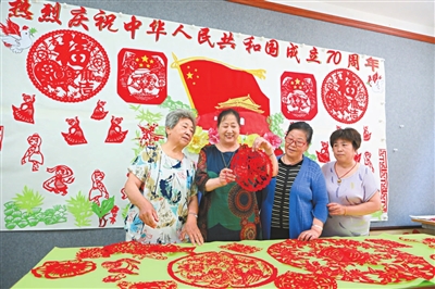 建党100周年剪纸简单,爱党爱国剪纸教程儿童 剪纸 花一年时间剪出《喜迎国庆70周年》