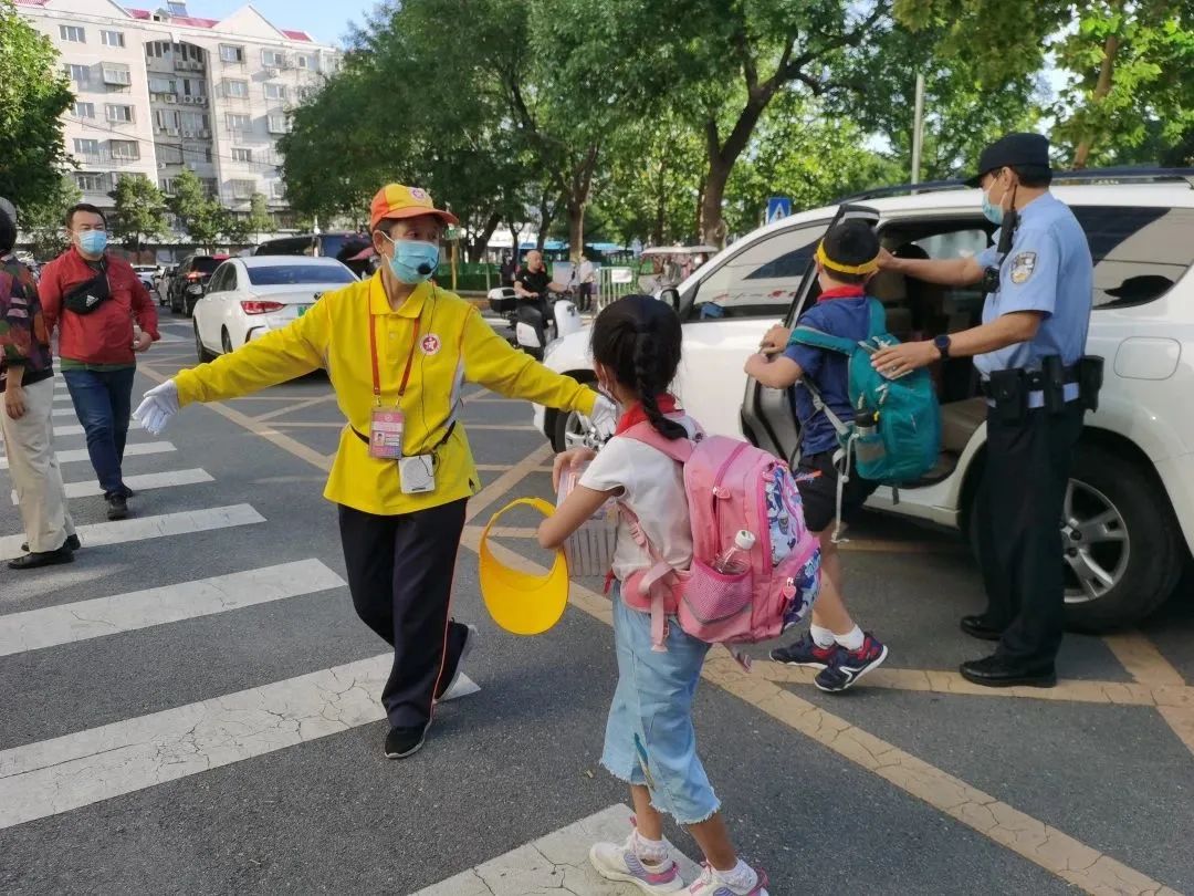 致敬那一抹亮丽的“柠檬黄”——丰台区公共文明引导员服务剪影