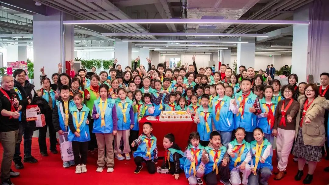 1600名“凉小鸭”志愿服务队队员迎来周岁纪念
